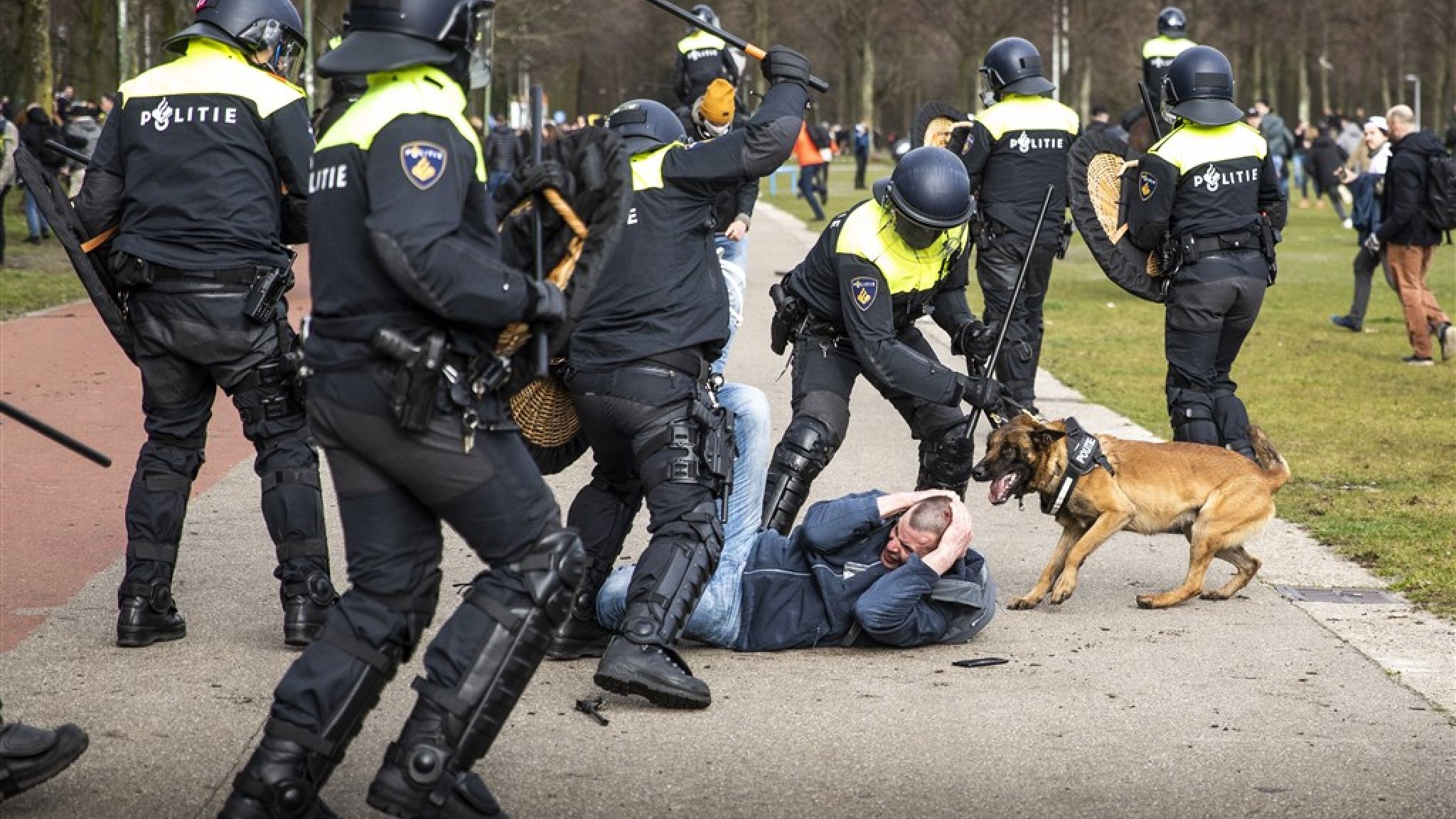 Politiegeweld overal ter wereld. Weet je waarom?